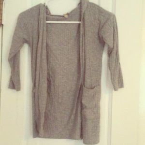 Gray sweater with pockets and a good